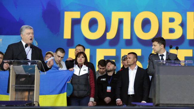Действующий президент Украины, кандидат в президенты Петр Порошенко и кандидат в президенты от партии Слуга народа Владимир Зеленский во время дебатов в НСК Олимпийский