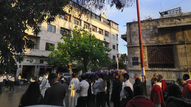 Крестный ход вокруг католической церкви в центре Дамаска. 19 апреля 2019 Крестный ход вокруг католической церкви в центре Дамаска. 19 апреля 2019