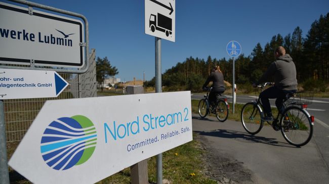 Указатель с символикой компании Nord Stream 2 AG, ведущей строительство газопровода Северный поток-2 в Германии Указатель с символикой компании Nord Stream 2 AG, ведущей строительство газопровода Северный поток-2 в Германии