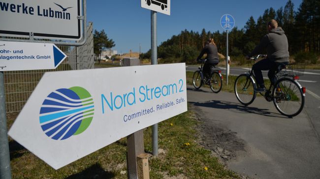 Указатель с символикой компании Nord Stream 2 AG, ведущей строительство газопровода Северный поток-2 в Германии Указатель с символикой компании Nord Stream 2 AG, ведущей строительство газопровода Северный поток-2 в Германии