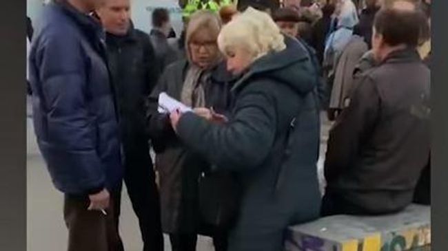 В Сети появилось видео выдачи денег массовке Порошенко В Сети появилось видео выдачи денег массовке Порошенко