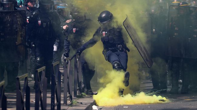 Полицейские во время 23-й акции протеста желтых жилетов в Париже. 20 апреля 2019
