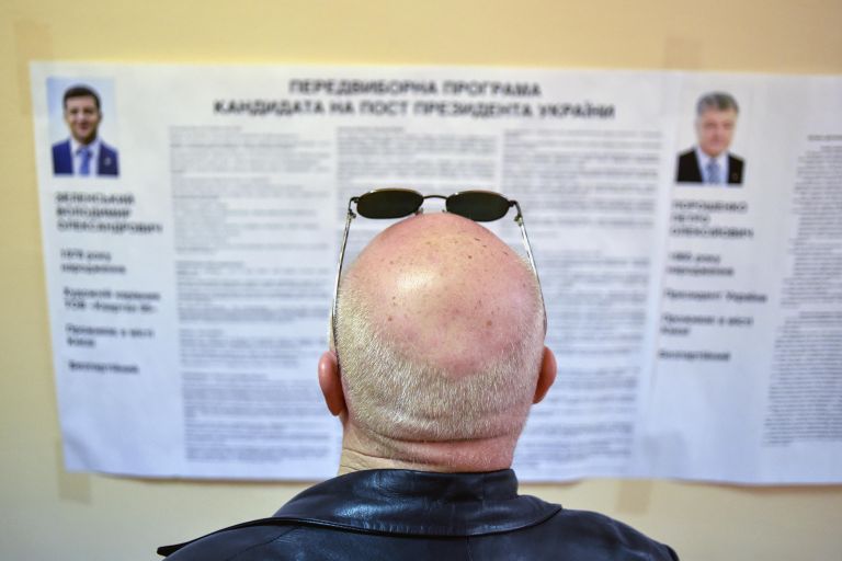 Голосование во втором туре президентских выборов на избирательном участке в Киеве, Украина. 21 апреля 2019
