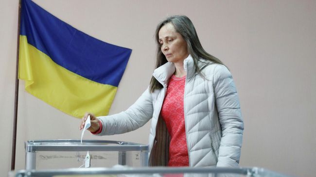 Женщина голосует во втором туре президентских выборов на избирательном участке в Киеве, Украина. 21 апреля 2019 Женщина голосует во втором туре президентских выборов на избирательном участке в Киеве, Украина. 21 апреля 2019