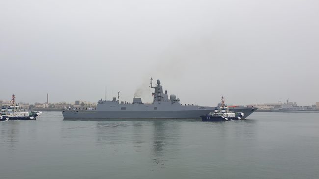 Корабль ВМФ РФ во время прибытия в порт города Циндао китайской восточной провинции Шаньдун Корабль ВМФ РФ во время прибытия в порт города Циндао китайской восточной провинции Шаньдун