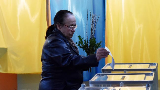 Жительница Львова во время голосования на одном из избирательных участков города в день второго тура выборов президента Украины. 21 апреля 2019 Жительница Львова во время голосования на одном из избирательных участков города в день второго тура выборов президента Украины. 21 апреля 2019