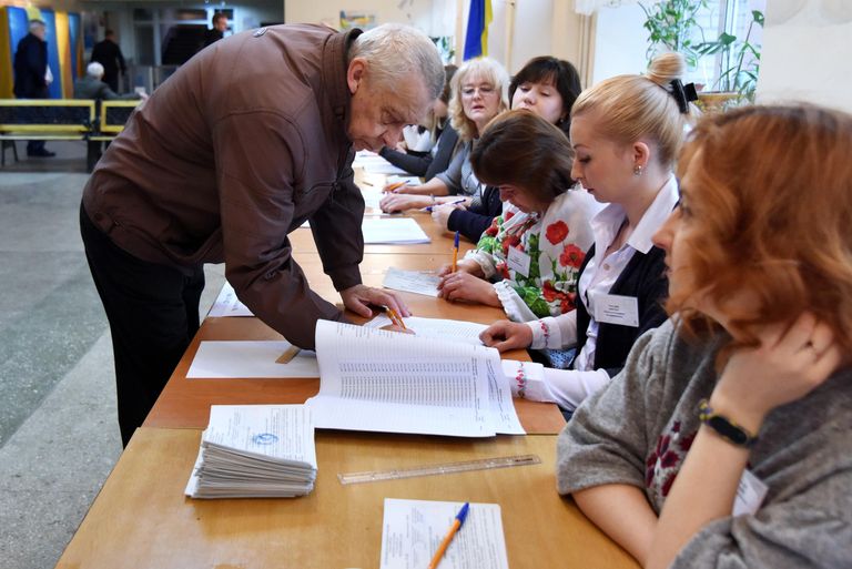 Житель Львова во время голосования на одном из избирательных участков города в день второго тура выборов президента Украины