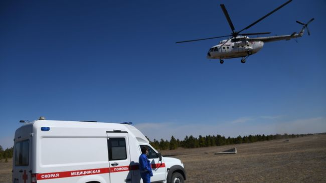 Вертолет санитарной авиации доставляет пострадавших в больницу Вертолет санитарной авиации доставляет пострадавших в больницу