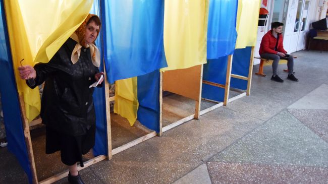 Жительница Львова во время голосования на одном из избирательных участков города в день второго тура выборов президента Украины Жительница Львова во время голосования на одном из избирательных участков города в день второго тура выборов президента Украины