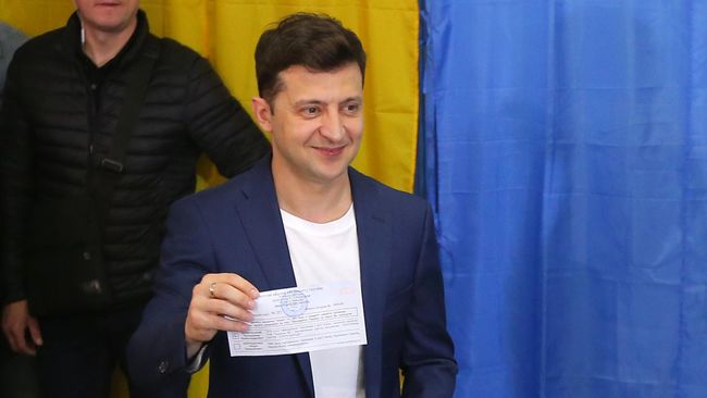 Кандидат в президенты от партии Слуга народа Владимир Зеленский во время голосования на одном из избирательных участков Киева в день второго тура выборов президента Украины Кандидат в президенты от партии Слуга народа Владимир Зеленский во время голосования на одном из избирательных участков Киева в день второго тура выборов президента Украины
