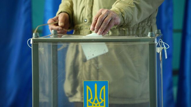 Избиратель во время голосования на одном из избирательных участков города Харькова в день второго тура выборов президента Украины Избиратель во время голосования на одном из избирательных участков города Харькова в день второго тура выборов президента Украины