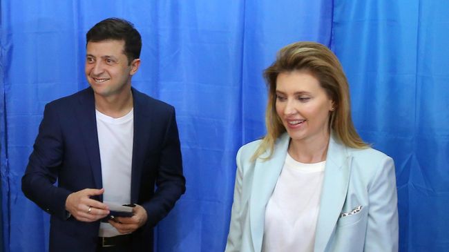 Кандидат в президенты от партии Слуга народа Владимир Зеленский с супругой Еленой во время голосования на одном из избирательных участков города в день второго тура выборов президента Украины Кандидат в президенты от партии Слуга народа Владимир Зеленский с супругой Еленой во время голосования на одном из избирательных участков города в день второго тура выборов президента Украины