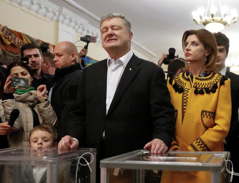 Кандидат в президенты Петр Порошенко с супругой Мариной во время голосования на одном из избирательных участков Киева в день второго тура выборов президента Украины
