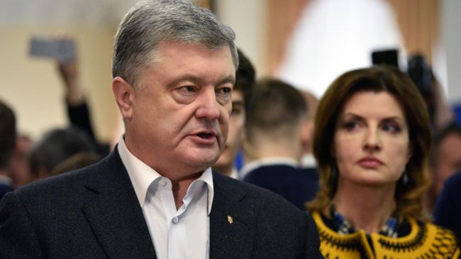 Действующий президент Украины Петр Порошенко с супругой Мариной во время голосования на одном из избирательных участков города в день второго тура выборов президента Украины Действующий президент Украины Петр Порошенко с супругой Мариной во время голосования на одном из избирательных участков города в день второго тура выборов президента Украины