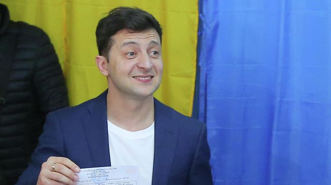 Кандидат в президенты от партии Слуга народа Владимир Зеленский во время голосования на одном из избирательных участков Киева в день второго тура выборов президента Украины Кандидат в президенты от партии Слуга народа Владимир Зеленский во время голосования на одном из избирательных участков Киева в день второго тура выборов президента Украины
