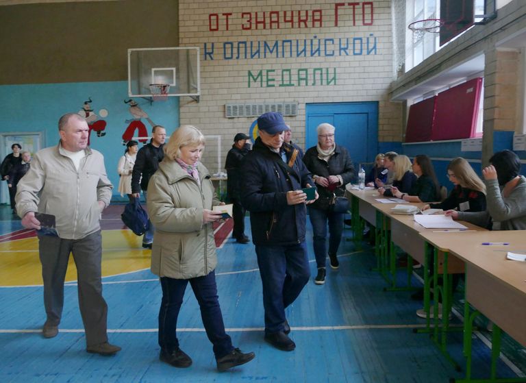 Жители Киева во время голосования на одном из избирательных участков города в день второго тура выборов президента Украины