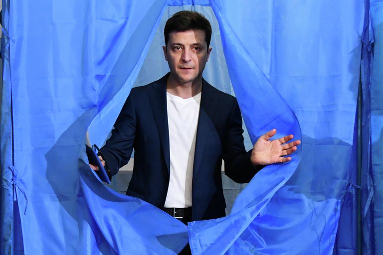 Кандидат в президенты от партии Слуга народа Владимир Зеленский во время голосования на одном из избирательных участков Киева в день второго тура выборов президента Украины