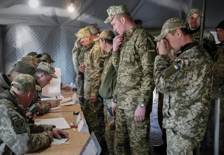 Украинские военнослужащие во время голосования на одном из избирательных участков в Донецкой области в день второго тура выборов президента Украины