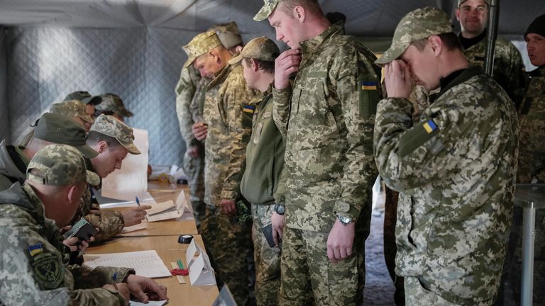 Украинские военнослужащие во время голосования на одном из избирательных участков в Донецкой области в день второго тура выборов президента Украины Украинские военнослужащие во время голосования на одном из избирательных участков в Донецкой области в день второго тура выборов президента Украины