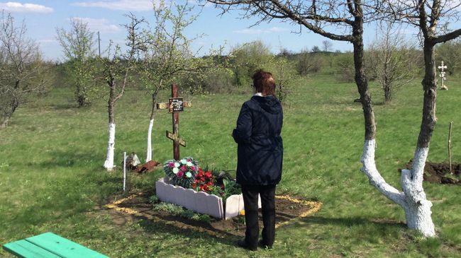 Мать Андрея Стенина на месте его гибели в Донбассе Мать Андрея Стенина на месте его гибели в Донбассе