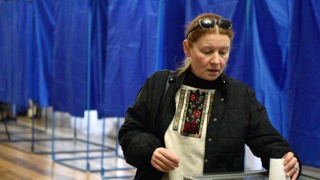 Избиратель во время голосования на одном из избирательных участков Киева