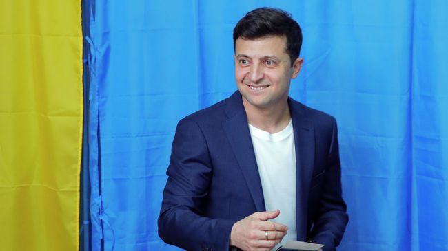Кандидат в президенты от партии Слуга народа Владимир Зеленский во время голосования на одном из избирательных участков Киева в день второго тура выборов президента Украины