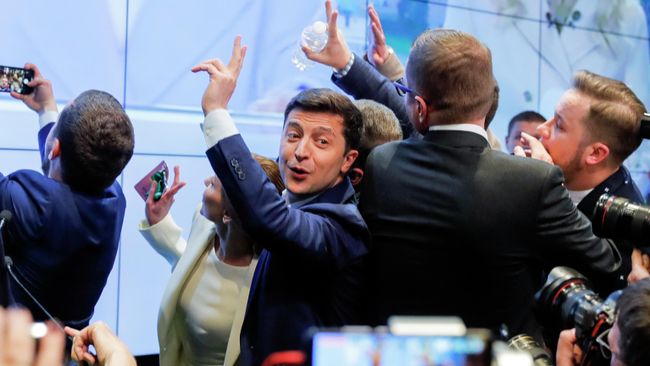 Кандидат в президенты от партии Слуга народа Владимир Зеленский после объявления первых результатов Национального exit poll Кандидат в президенты от партии Слуга народа Владимир Зеленский после объявления первых результатов Национального exit poll