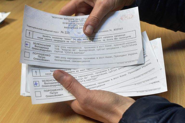 Член участковой избирательной комиссии во время подсчета голосов второго тура выборов президента Украины на избирательном участке в Киеве