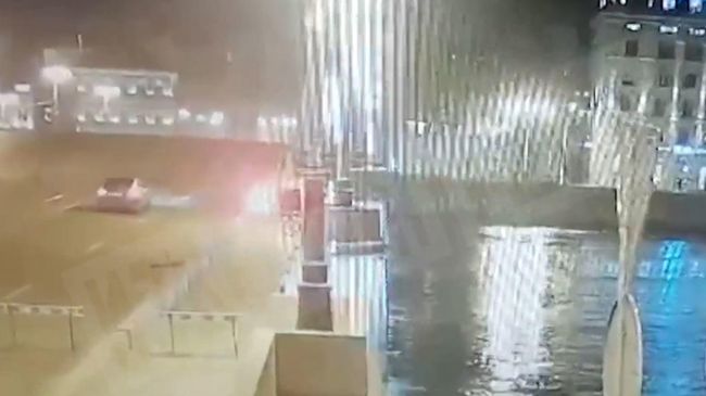 Водитель попытался перепрыгнуть на машине через разводной мост в Петербурге Водитель попытался перепрыгнуть на машине через разводной мост в Петербурге