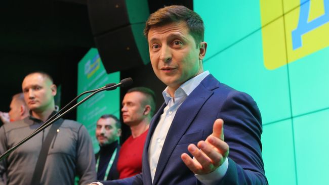 Кандидат в президенты Украины от партии Слуга народа Владимир Зеленский в собственном штабе. 21 апреля 2019