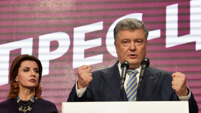 ействующий президент Украины Петр Порошенко с супругой Мариной в собственном штабе во время объявления первых итогов голосования второго тура выборов президента Украины ействующий президент Украины Петр Порошенко с супругой Мариной в собственном штабе во время объявления первых итогов голосования второго тура выборов президента Украины