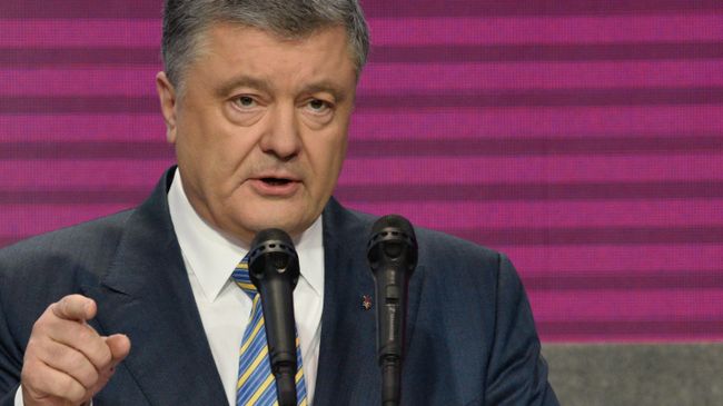 Кандидат в президенты Петр Порошенко выступает после объявления первых результатов Национального exit poll в Киеве Кандидат в президенты Петр Порошенко выступает после объявления первых результатов Национального exit poll в Киеве