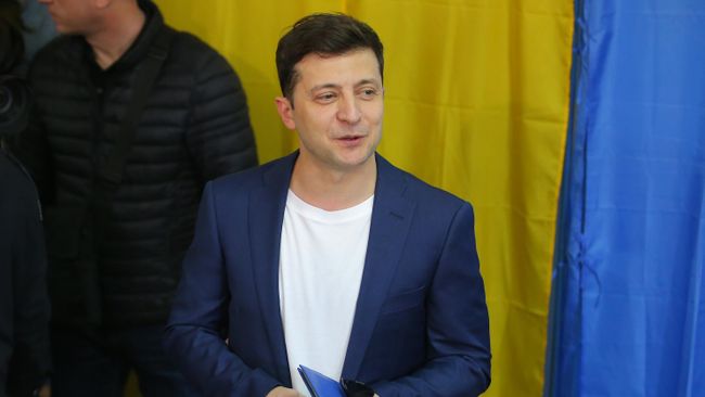 Владимир Зеленский во время голосования на избирательном участке в день второго тура выборов президента Украины Владимир Зеленский во время голосования на избирательном участке в день второго тура выборов президента Украины