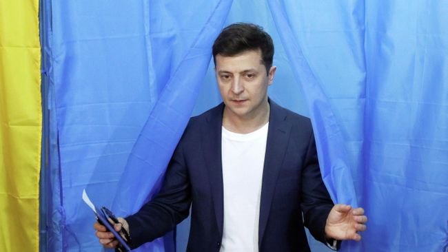 Владимир Зеленский во время голосования на избирательном участке в день второго тура выборов президента Украины Владимир Зеленский во время голосования на избирательном участке в день второго тура выборов президента Украины