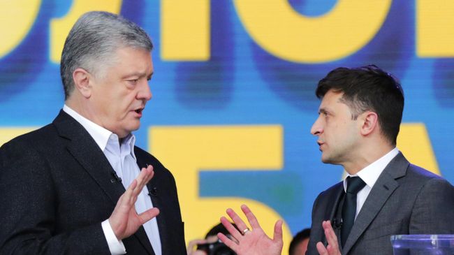 Петр Порошенко и Владимир Зеленский во время дебатов Петр Порошенко и Владимир Зеленский во время дебатов