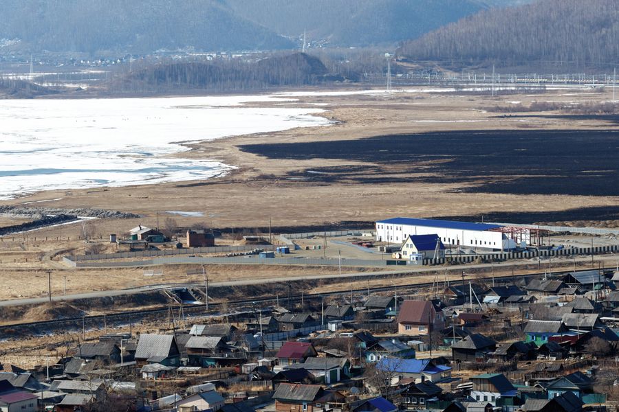 Вид на поселок Култук. Белое здание - строящийся завод АкваСиб Вид на поселок Култук. Белое здание - строящийся завод АкваСиб