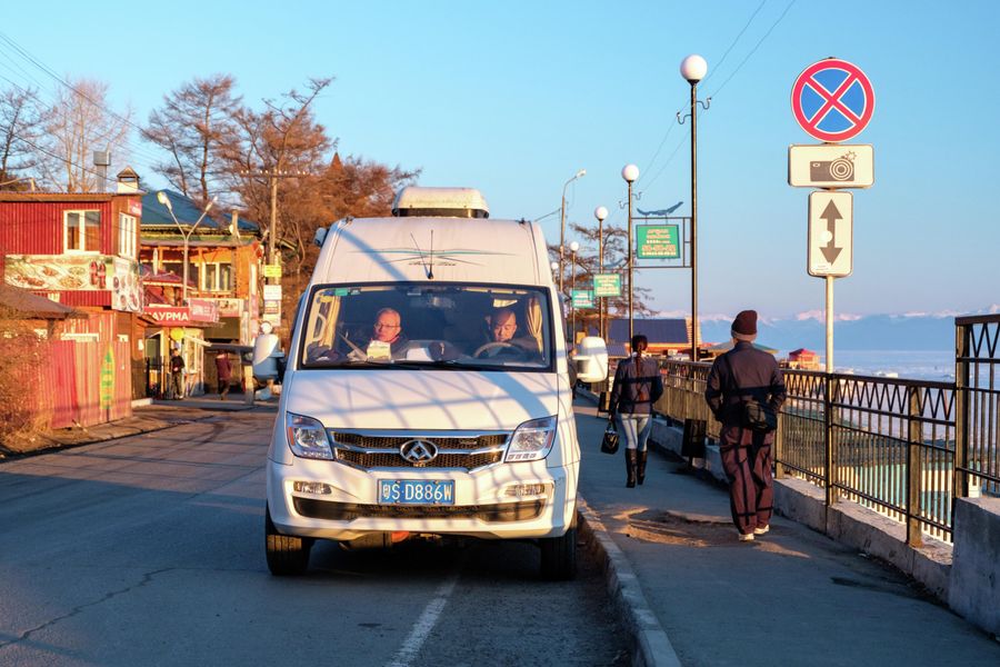 Китайский туристический автобус в поселке Листвянка Китайский туристический автобус в поселке Листвянка