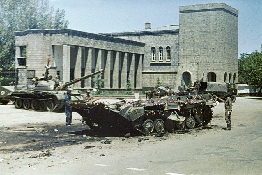 Улицы Кабула на следующий день после революции. 28 апреля 1978 г. На переднем плане - уничтоженная БМП-1 Улицы Кабула на следующий день после революции. 28 апреля 1978 г. На переднем плане - уничтоженная БМП-1