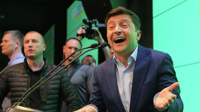 Владимир Зеленский во время объявления первых итогов голосования второго тура выборов президента Украины Владимир Зеленский во время объявления первых итогов голосования второго тура выборов президента Украины