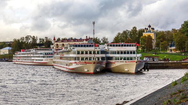 Туристические теплоходы у центрального городского причала в городе Угличе Ярославской области