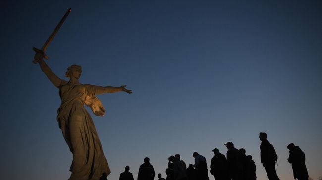 Посетители у скульптуры Родина-мать зовет! на территории Историко-мемориального комплекса Героям Сталинградской Битвы на Мамаевом Кургане Посетители у скульптуры Родина-мать зовет! на территории Историко-мемориального комплекса Героям Сталинградской Битвы на Мамаевом Кургане