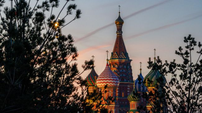 Вид на Собор Покрова Пресвятой Богородицы (Храм Василия Блаженного) с территории природно-ландшафтного парка Зарядье в Москве Вид на Собор Покрова Пресвятой Богородицы (Храм Василия Блаженного) с территории природно-ландшафтного парка Зарядье в Москве