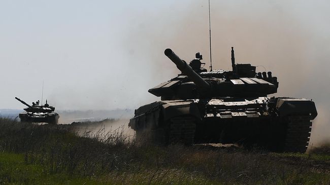 Танки Т-90 во время учений 20 отдельной мотострелковой бригады 8 общевойсковой армии в Волгоградской области Танки Т-90 во время учений 20 отдельной мотострелковой бригады 8 общевойсковой армии в Волгоградской области