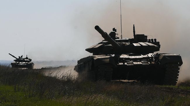 Танки Т-90 во время учений 20 отдельной мотострелковой бригады 8 общевойсковой армии в Волгоградской области Танки Т-90 во время учений 20 отдельной мотострелковой бригады 8 общевойсковой армии в Волгоградской области