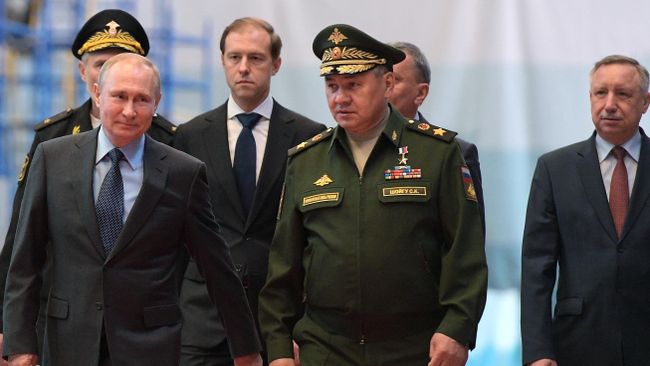Президент РФ Владимир Путин во время посещения предприятия ПАО Судостроительный завод Северная верфь Президент РФ Владимир Путин во время посещения предприятия ПАО Судостроительный завод Северная верфь