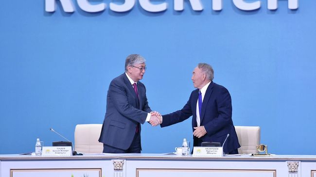 Экс-президент Казахстана Нурсултан Назарбаев и действующий президент Казахстана Касым-Жомарт Токаев на XIX внеочередном съезде партии Нур Отан. 23 апреля 2019 Экс-президент Казахстана Нурсултан Назарбаев и действующий президент Казахстана Касым-Жомарт Токаев на XIX внеочередном съезде партии Нур Отан. 23 апреля 2019