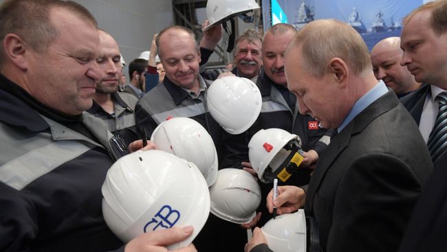 Президент РФ Владимир Путин общается с рабочими во время посещения предприятия ПАО Судостроительный завод Северная верфь Президент РФ Владимир Путин общается с рабочими во время посещения предприятия ПАО Судостроительный завод Северная верфь