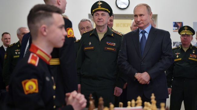 Президент РФ Владимир Путин во время посещения Санкт-Петербургского суворовского военного училища Министерства обороны РФ. 23 апреля 2019 Президент РФ Владимир Путин во время посещения Санкт-Петербургского суворовского военного училища Министерства обороны РФ. 23 апреля 2019