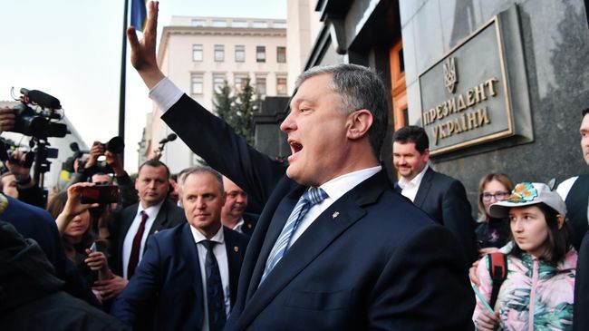 Президент Украины Петр Порошенко приветствует своих сторонников Президент Украины Петр Порошенко приветствует своих сторонников