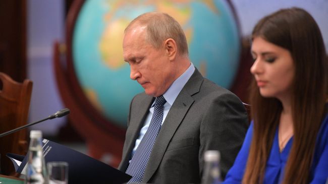 Президент РФ Владимир Путин на одиннадцатом заседании попечительского совета РГО в штаб-квартире Русского географического общества в Санкт-Петербурге. 23 апреля 2019 Президент РФ Владимир Путин на одиннадцатом заседании попечительского совета РГО в штаб-квартире Русского географического общества в Санкт-Петербурге. 23 апреля 2019